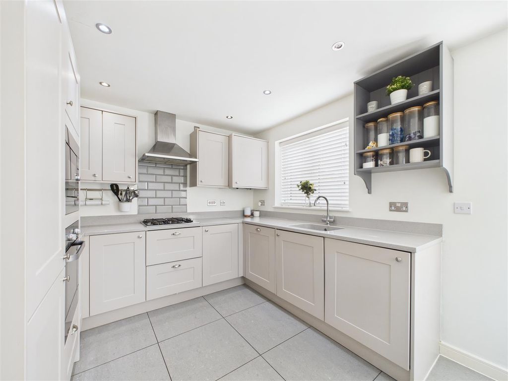 Property photo 3 of 19 Cam03303G0-Pr0250-Still018.Jpg