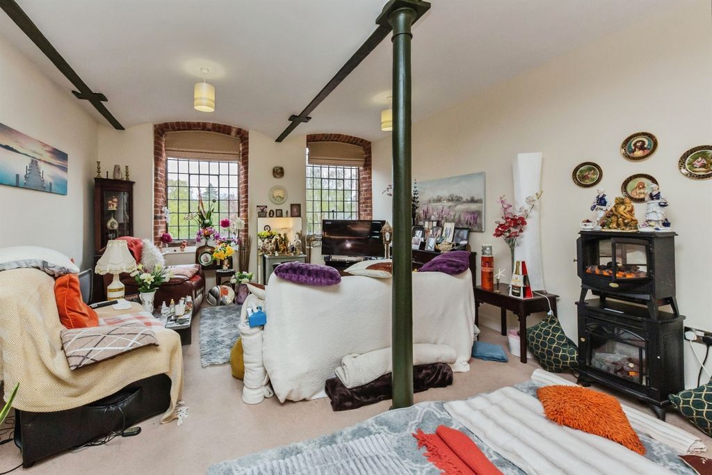 Property photo 3 of 12 Lounge Diner Area: