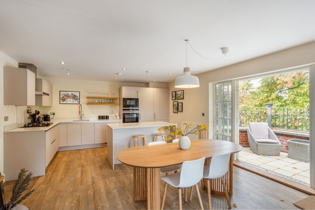 Property photo 3 of 22 28 Windsor Court ...