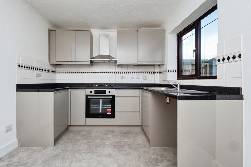 Property photo 3 of 11 Kitchen