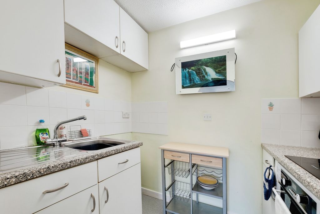 Property photo 3 of 10 Kitchen