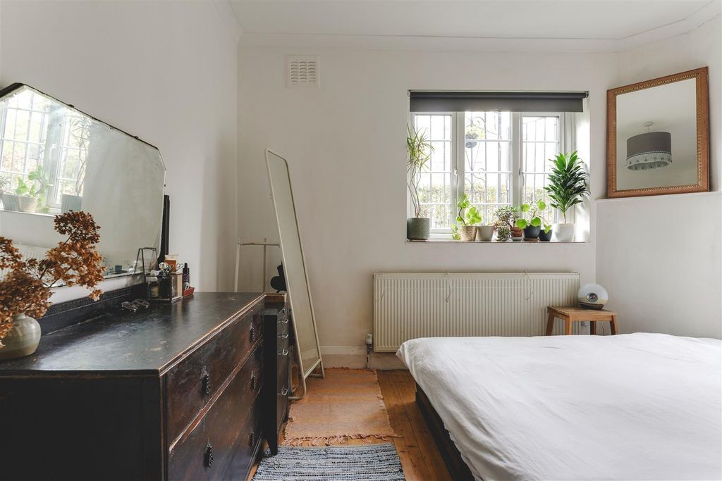 Property photo 3 of 17 Wellington Mansions-11.Jpg