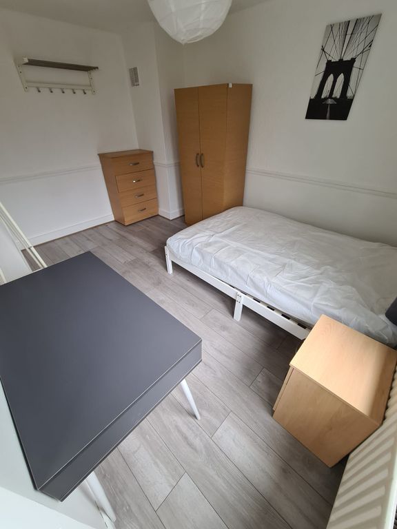 Property photo 3 of 12 Room 1- £750 Available 01/02/2026