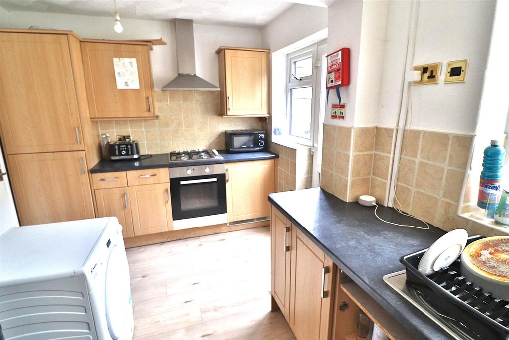 Property photo 3 of 17 Kitchen