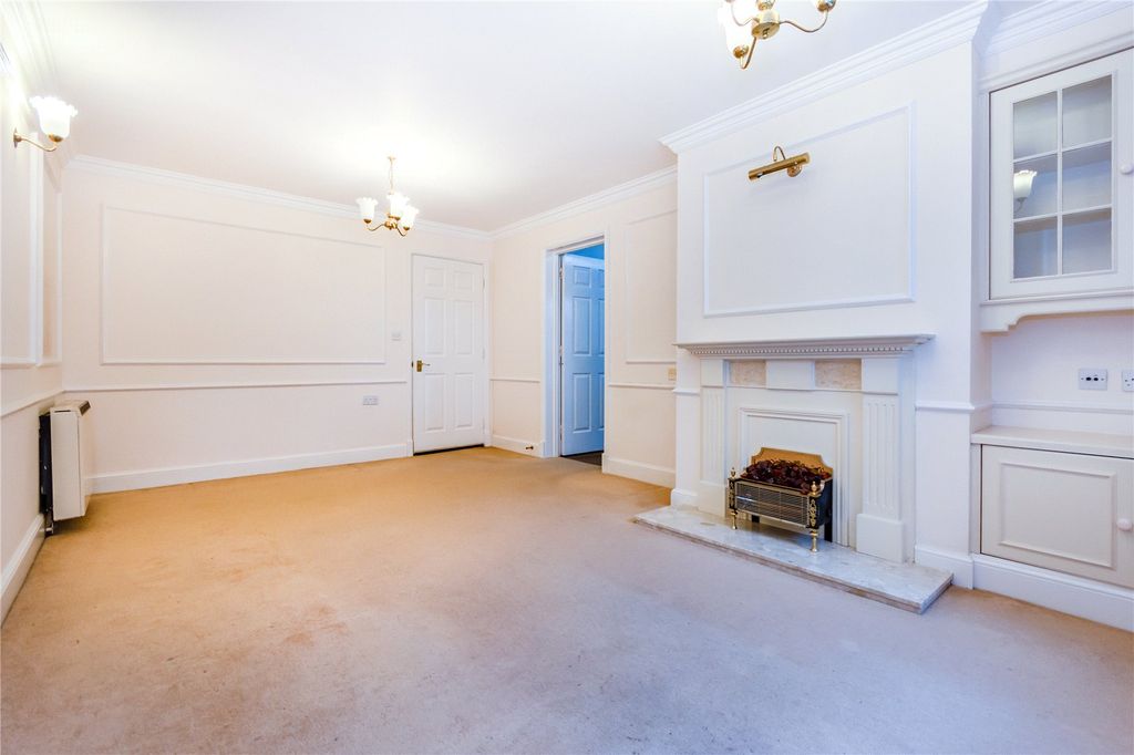 Property photo 1 of 18 Living Room