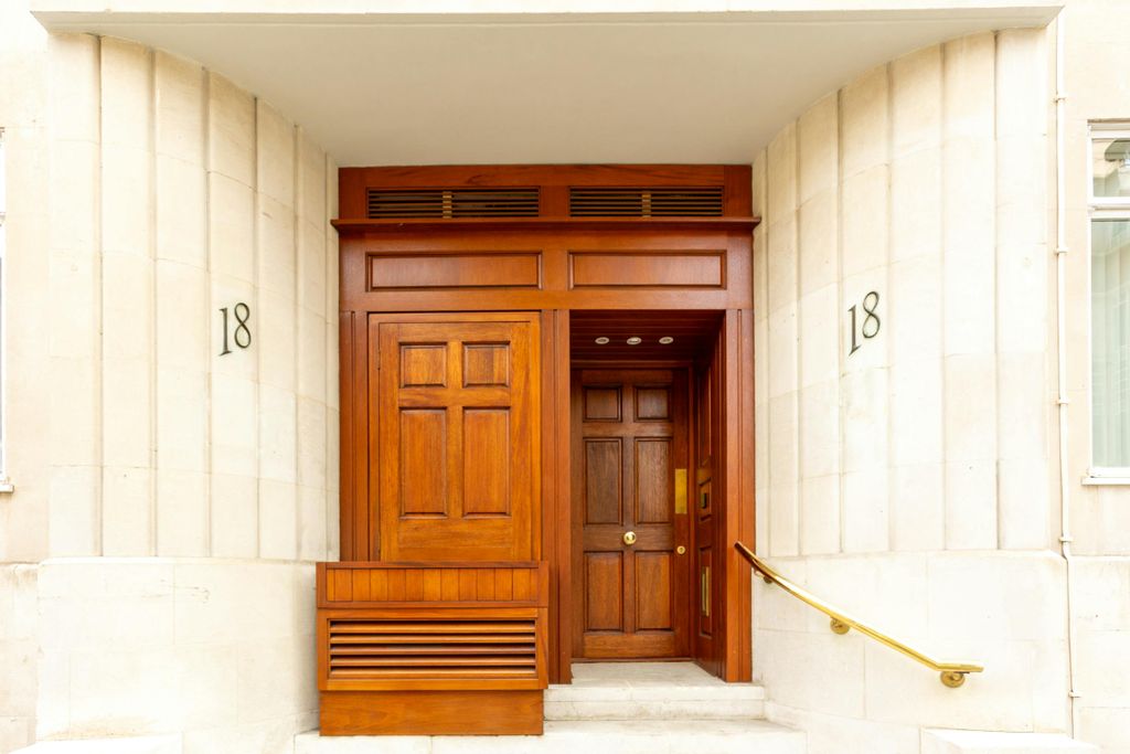 Property photo 1 of 17 Office 10-12 Entrance South Street.Jpg