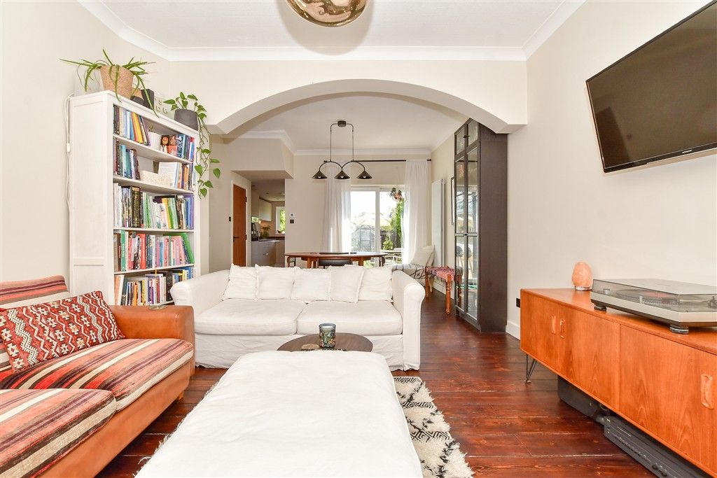 Property photo 3 of 17 Lounge