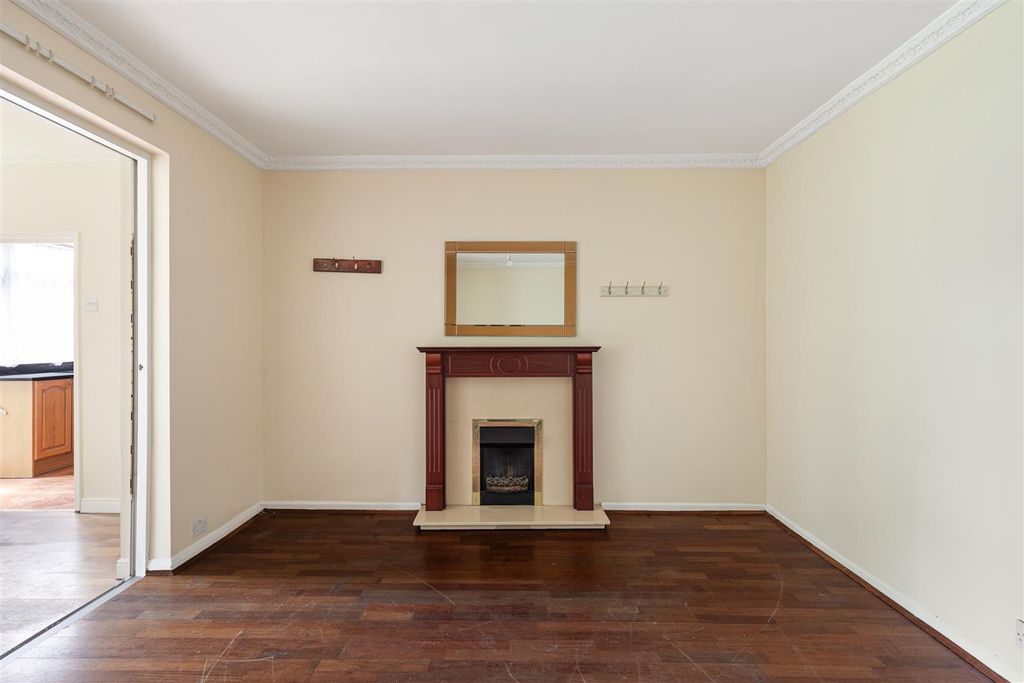 Property photo 3 of 37 Sinclair Road, E4