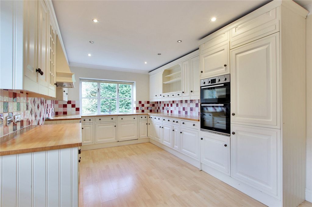 Property photo 2 of 12 Kitchen/Breakfast Rm