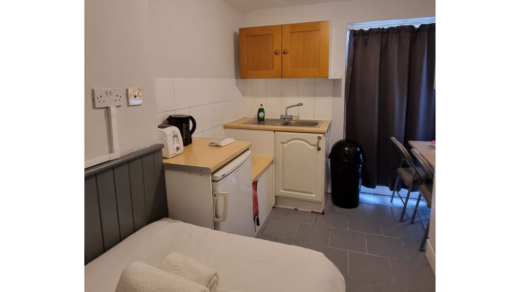 Property photo 2 of 6 A Compact And Well-Maintained Kitchenette, Perfect...