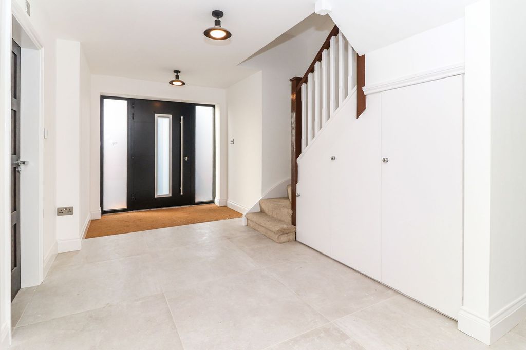 Property photo 2 of 25