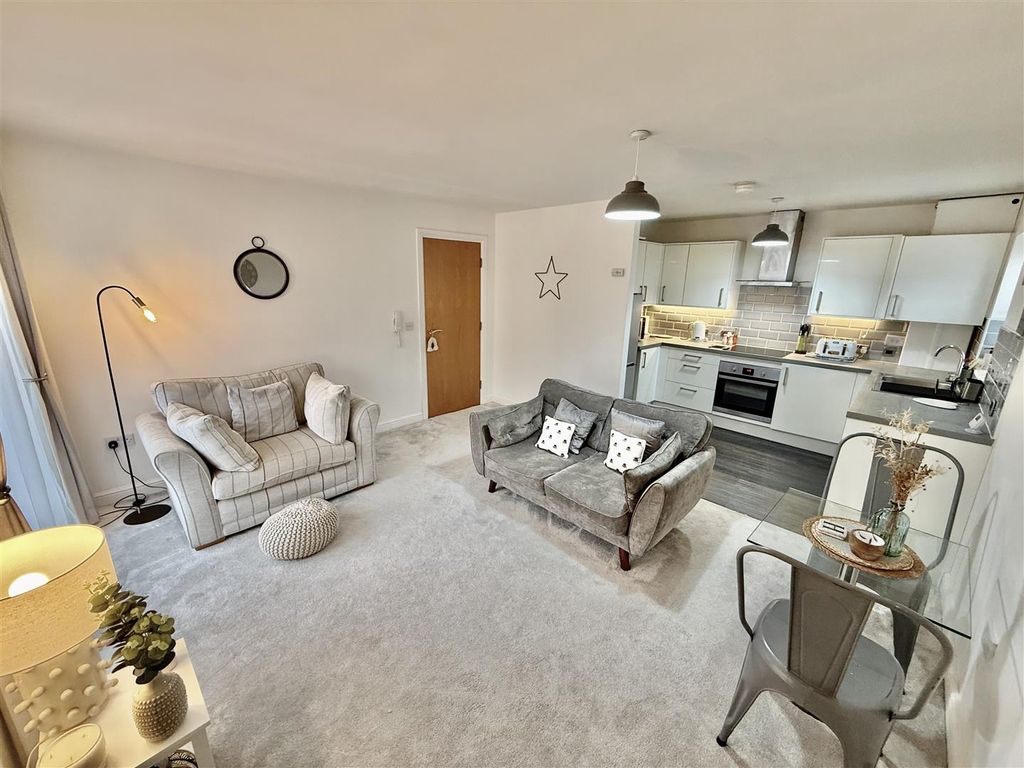 Property photo 3 of 13 Lounge