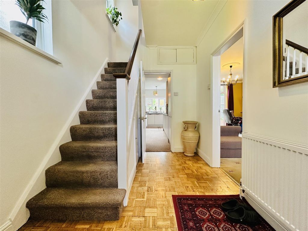 Property photo 2 of 19 Entrance Hall