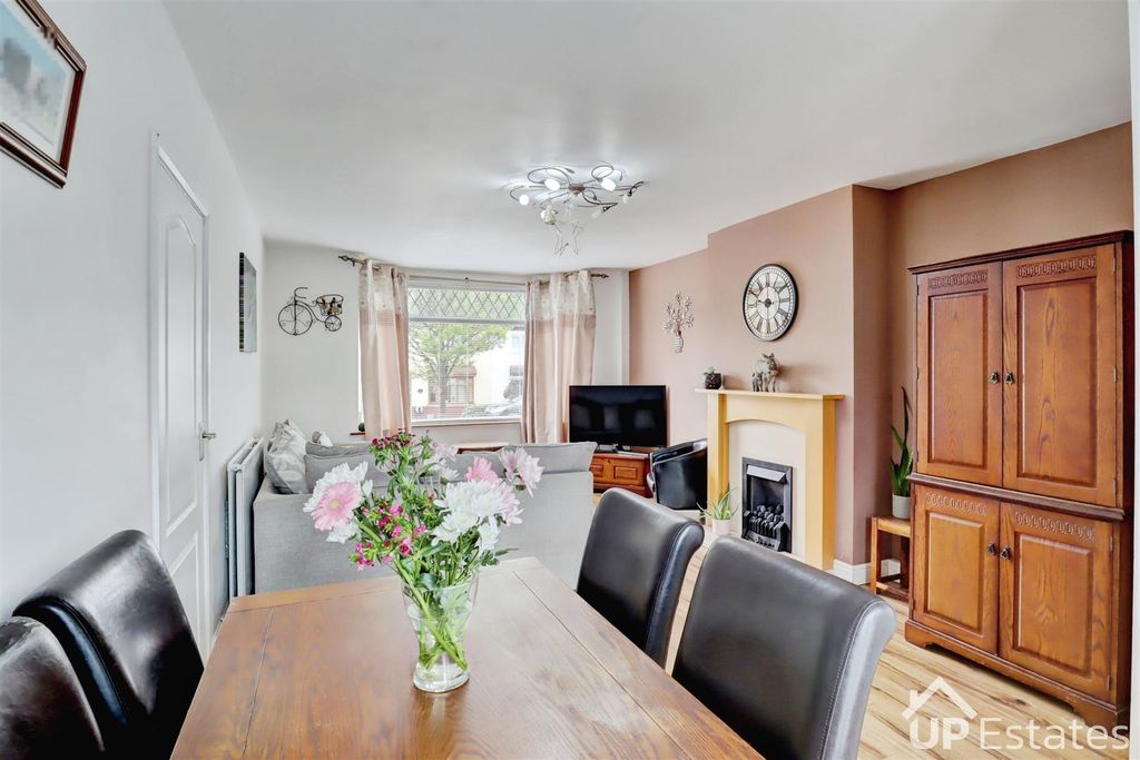 Property photo 3 of 15 Living/ Dining Area