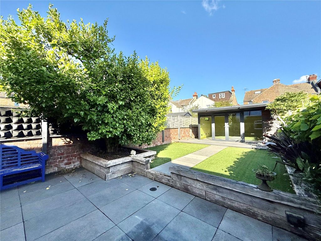 Property photo 3 of 12 Picture No. 10