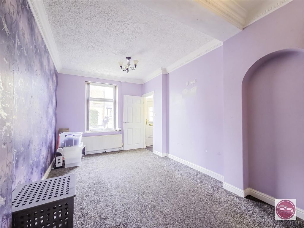 Property photo 3 of 25 Bearwood Hill Road, Wishill (3).Jpg