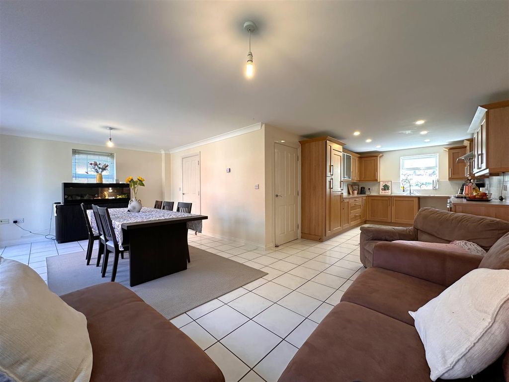 Property photo 2 of 21 L-Shaped Living Space 598