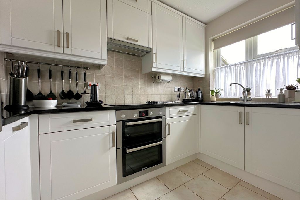 Property photo 3 of 16 Kitchen