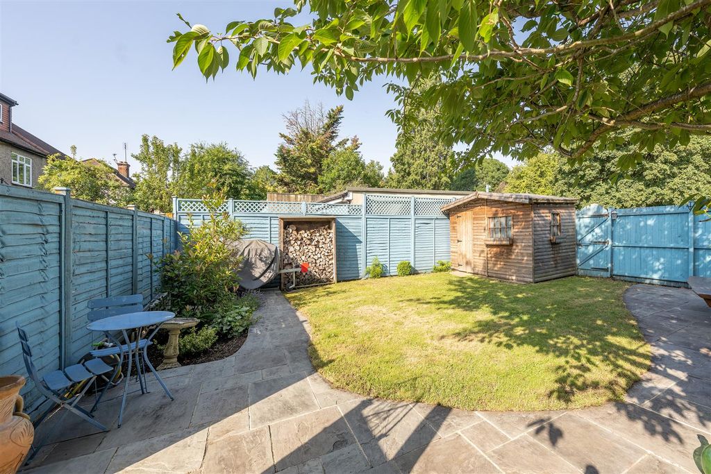 Property photo 2 of 32 Lechmere Avenue, Ig8