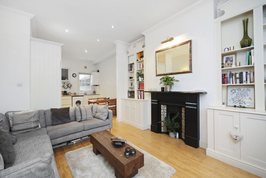 Property photo 2 of 10 .