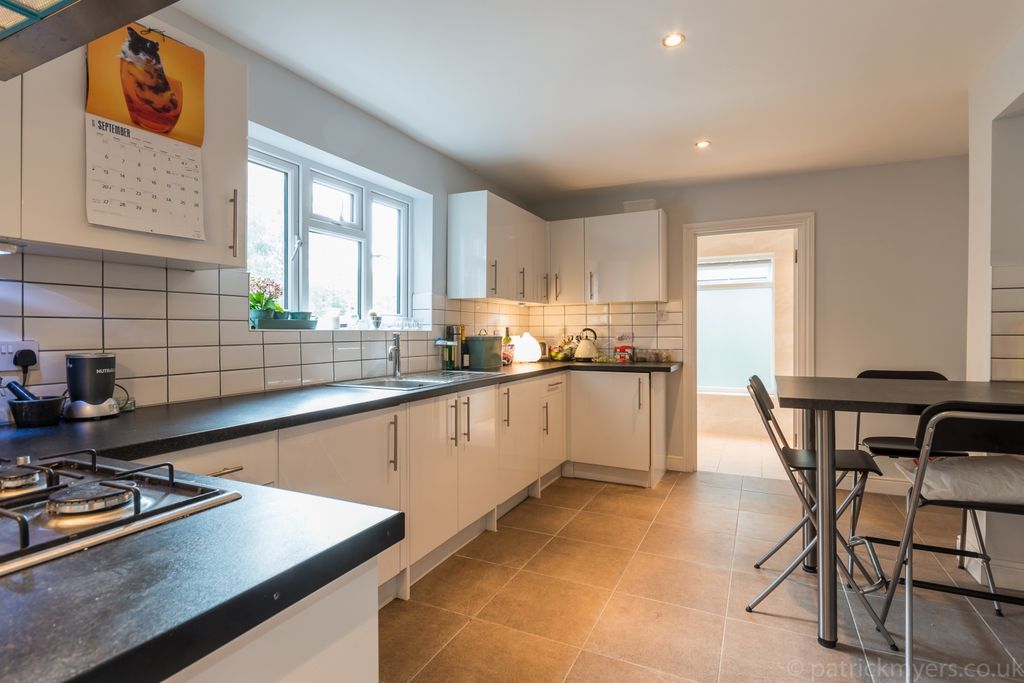 Property photo 2 of 10 Kitchen