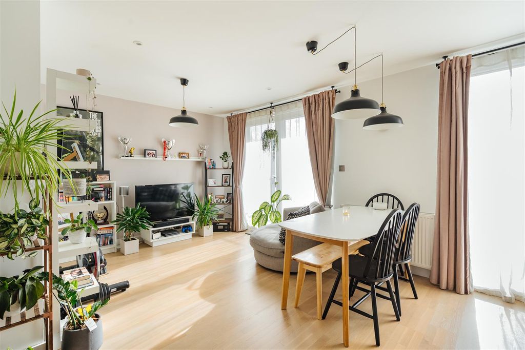 Property photo 2 of 11 Bow_Common_Lane-04.Jpg