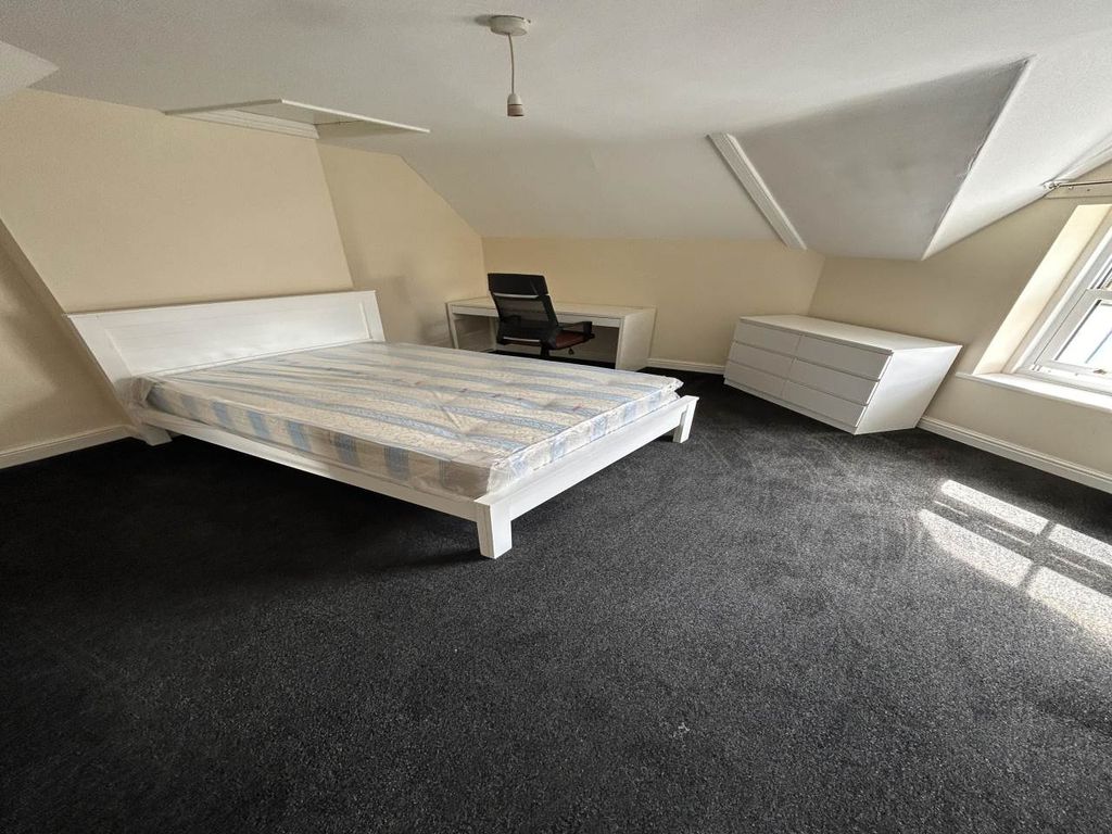 Property photo 2 of 5 Room 5