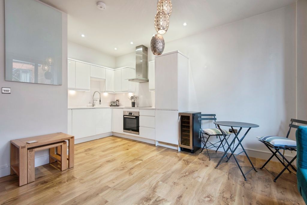 Property photo 3 of 17 Kitchen/Lounge