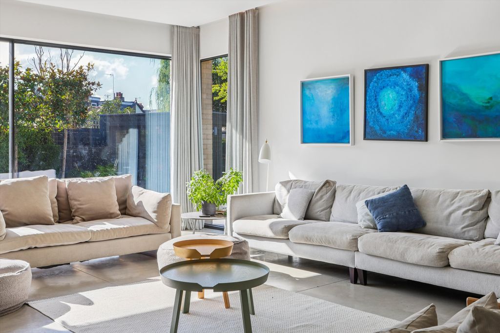 Property photo 3 of 25 Image