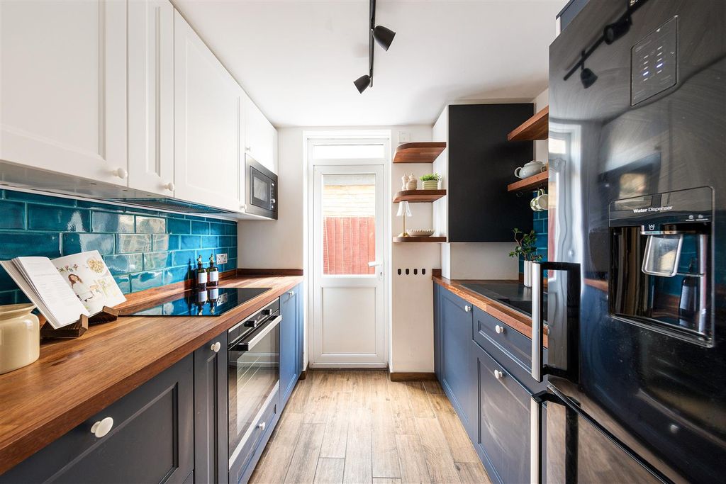 Property photo 3 of 21 Hazelwood Road, E17