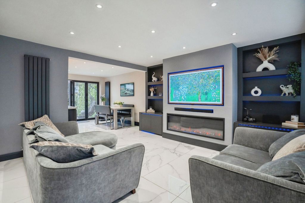 Property photo 2 of 23