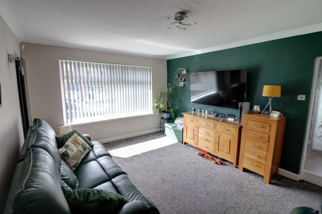 Property photo 2 of 17 Lounge