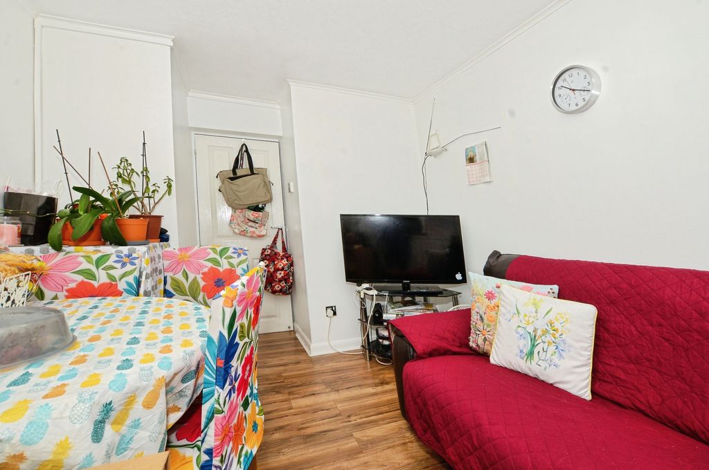 Property photo 3 of 17 Living Room