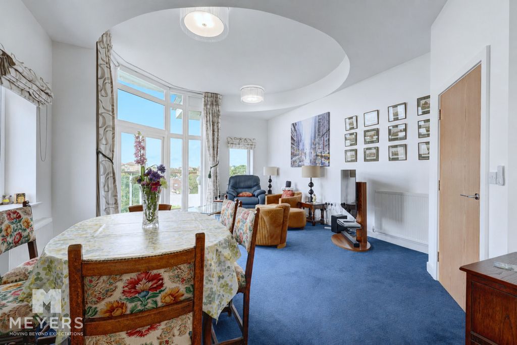 Property photo 3 of 32