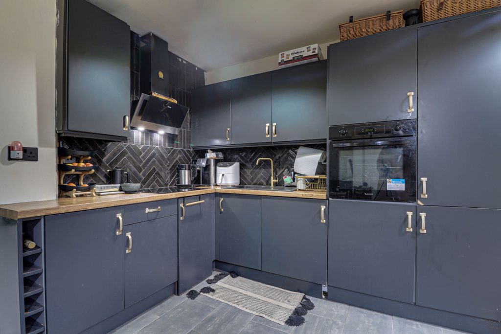 Property photo 3 of 10 Img5050Img5052