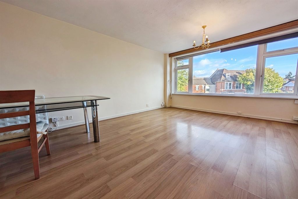 Property photo 2 of 8 (Main)