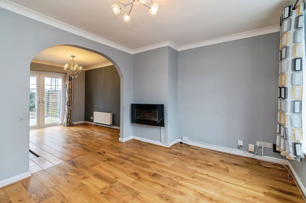 Property photo 3 of 17 Lounge