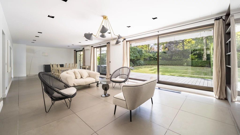 Property photo 1 of 18 Image