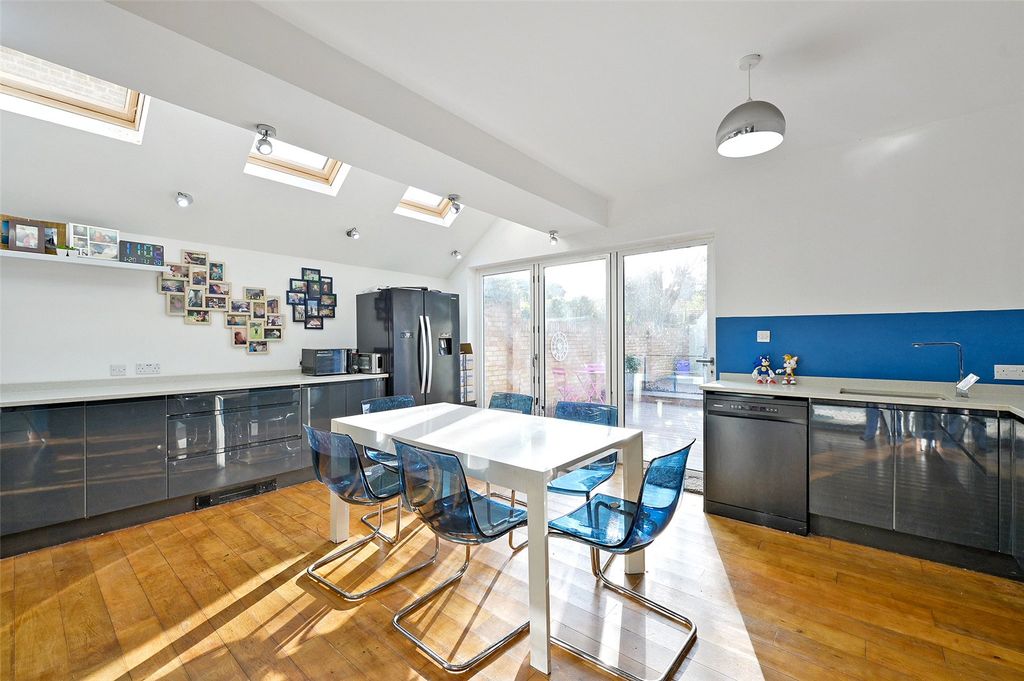 Property photo 2 of 15 Kitchen/Breakfast