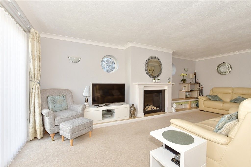 Property photo 3 of 13 Lounge