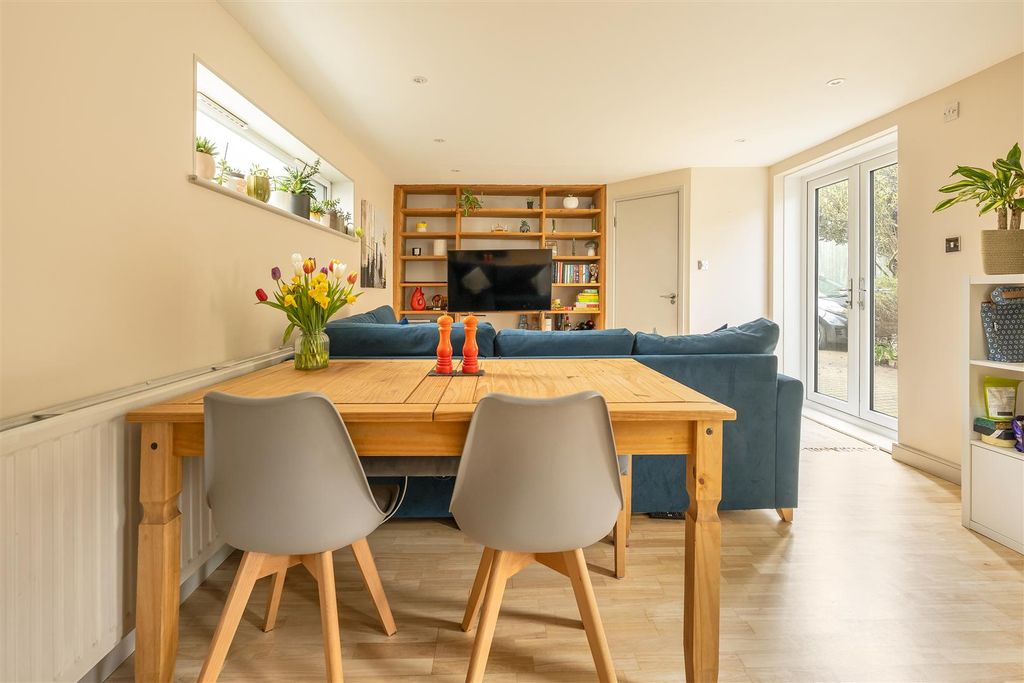 Property photo 3 of 27 Lansdowne Road, E17