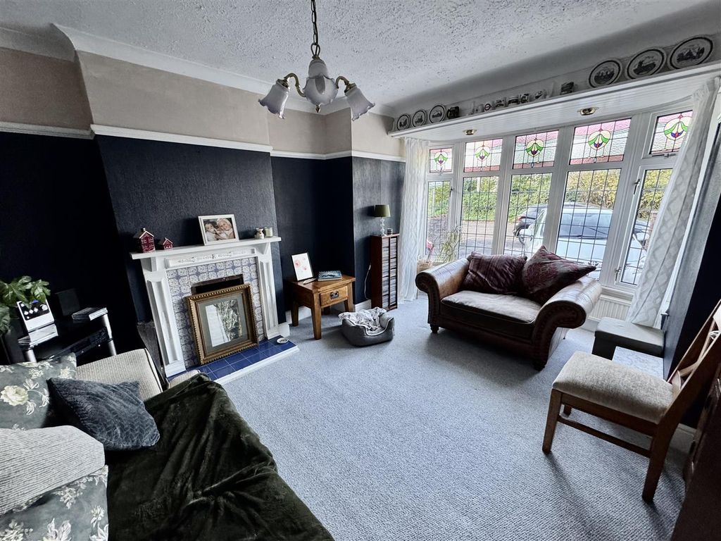 Property photo 2 of 16 Lounge