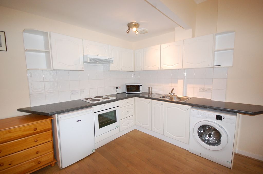 Property photo 3 of 6 Mofdern Fitted Kitchen