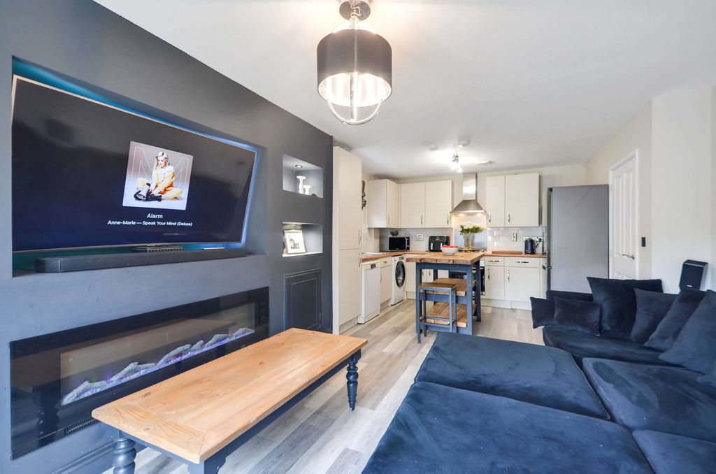 Property photo 1 of 25 Lounge (4).Jpg