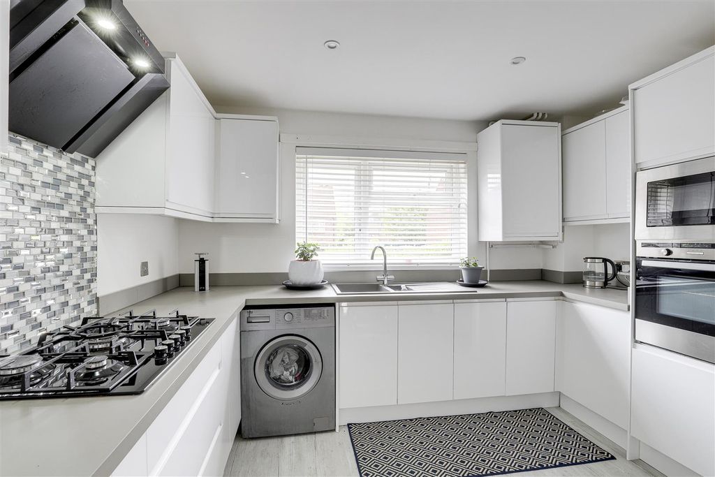 Property photo 3 of 14 6882.Jpg