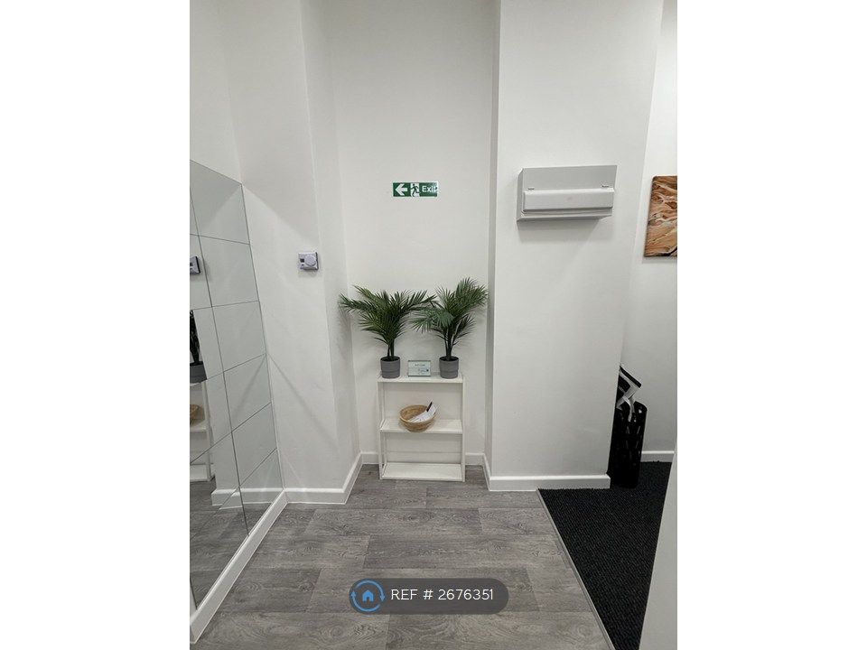 Property photo 3 of 7 Hallway Feature