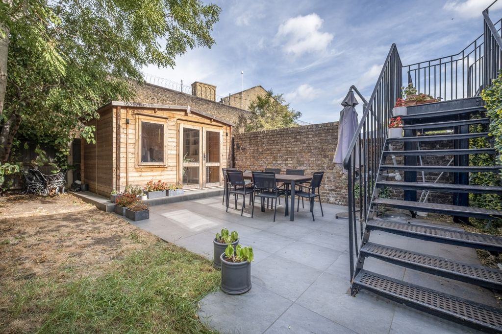 Property photo 3 of 13 16-Heathfield-Squ...