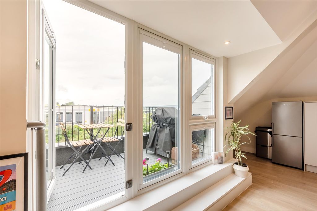 Property photo 3 of 21 8695260-Interior14.Jpg