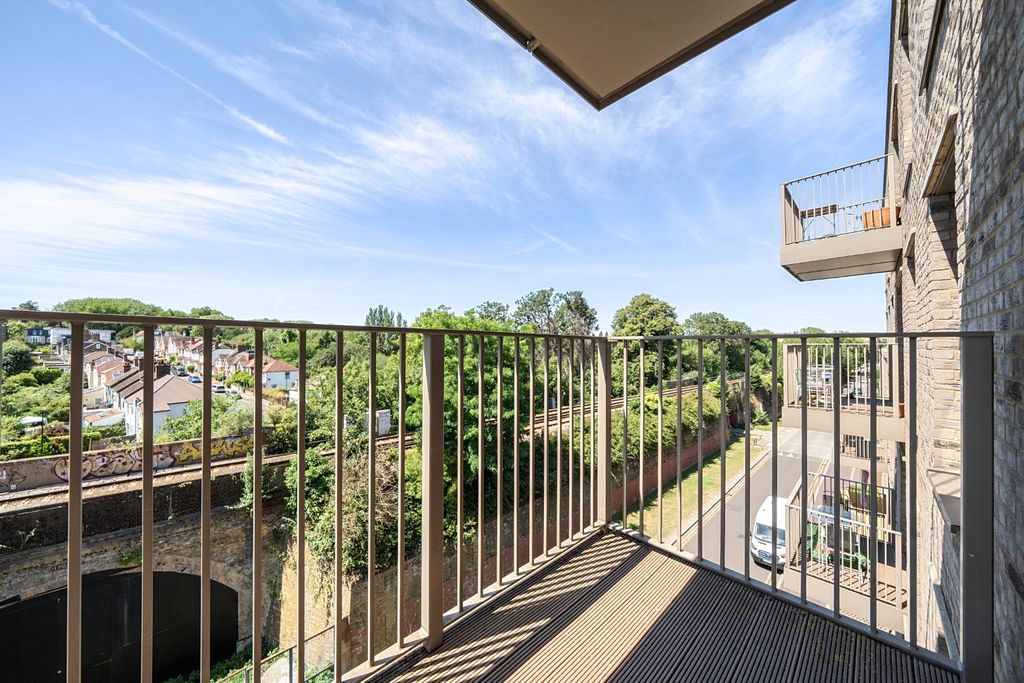 Property photo 2 of 13 5214913