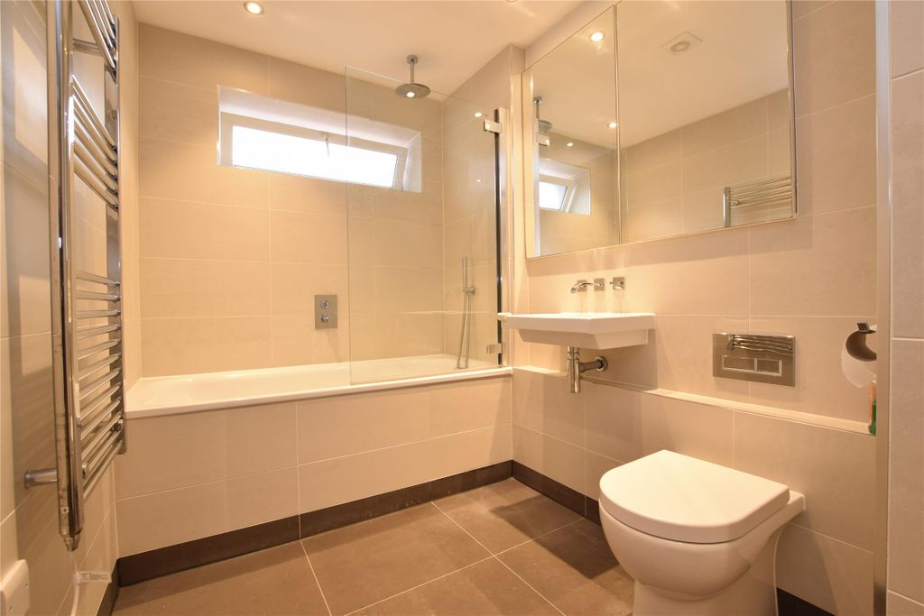 Property photo 2 of 9 Bathroom